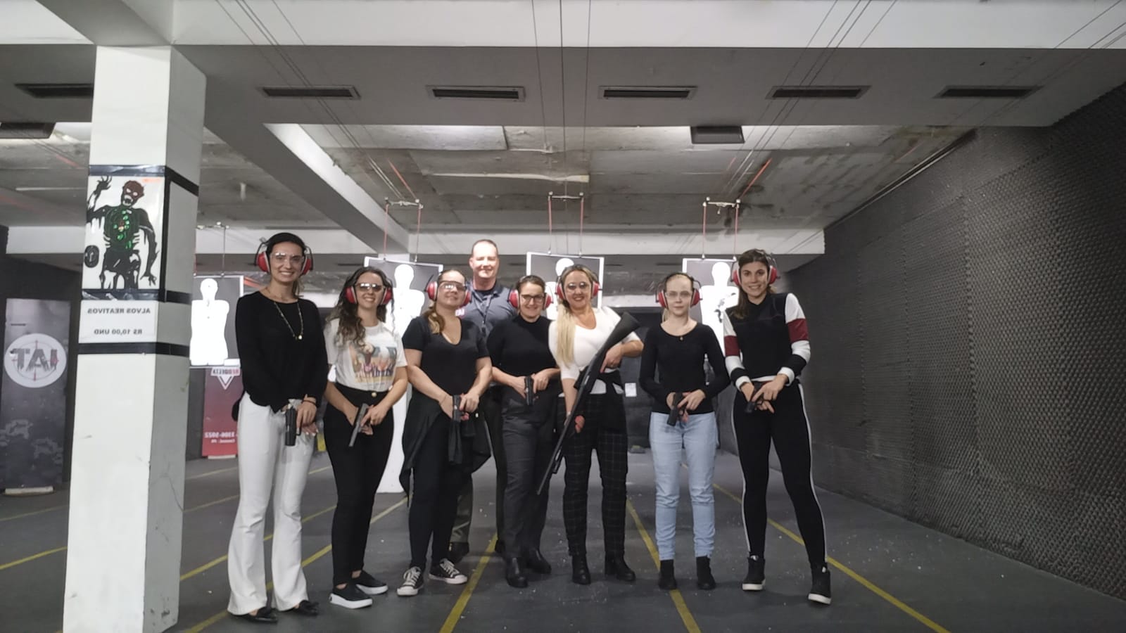 Advogadas participam de aula prática de armazenamento e tiro